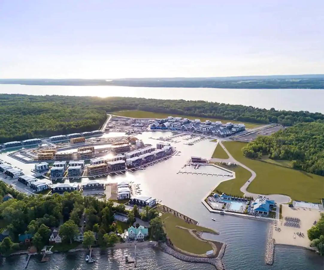 Pet Friendly Condos At Friday Harbour Innisfil Extérieur photo