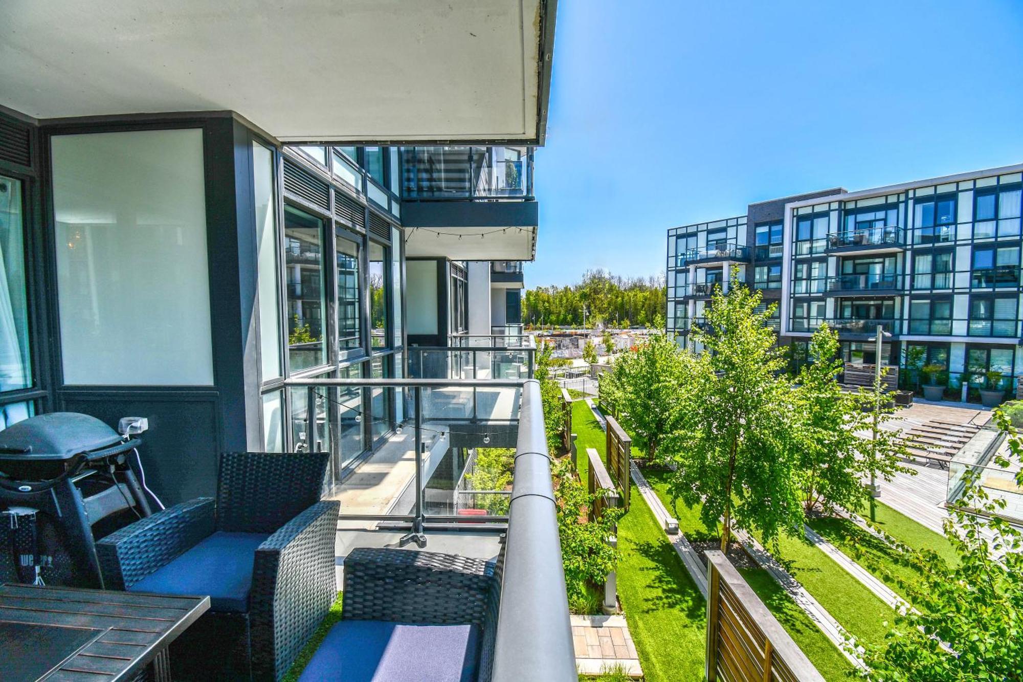 Pet Friendly Condos At Friday Harbour Innisfil Extérieur photo