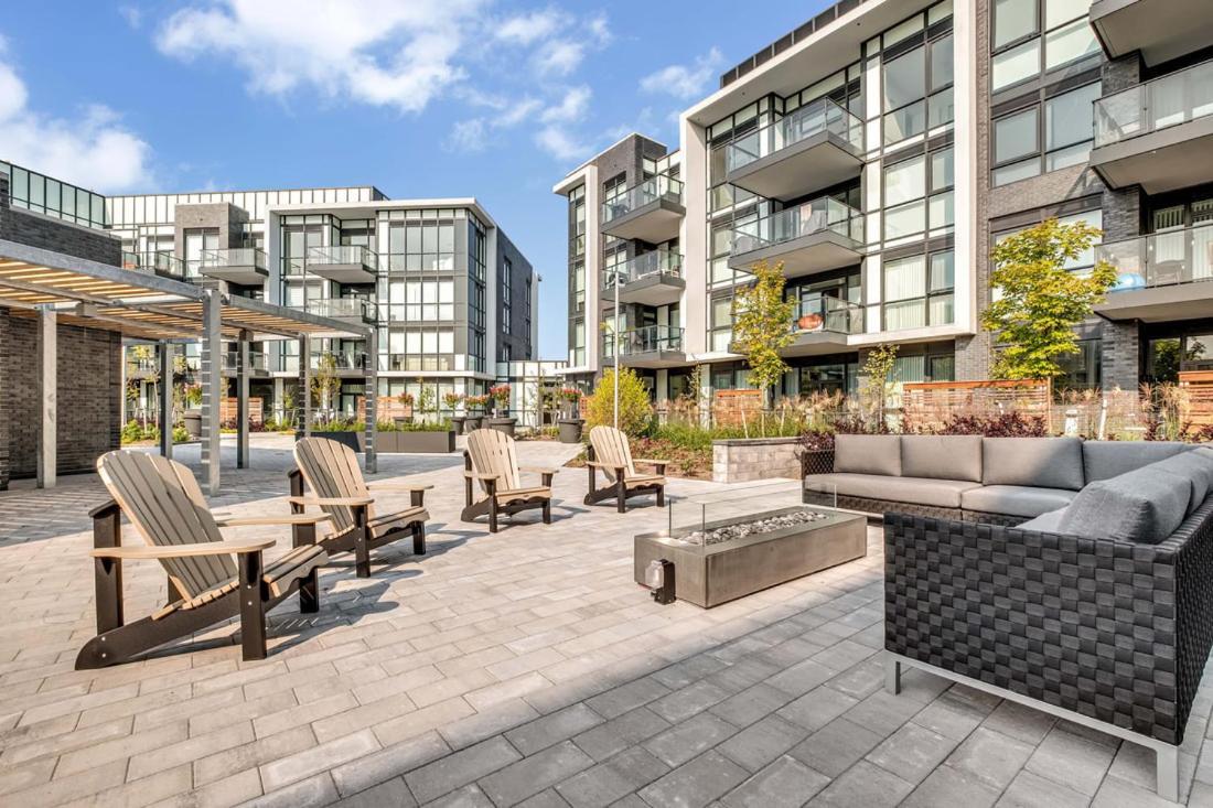 Pet Friendly Condos At Friday Harbour Innisfil Extérieur photo